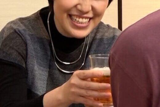 お料理のおすそ分けにやってきたご近所の奥さんと宅呑みして…酔いに任せて一度だけの約束で火照ったカラダを貪りあう熟年男女の熱い性交！