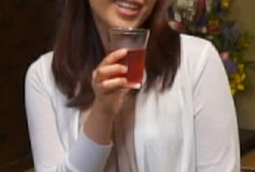 コタツの中でイケナイ悪戯を仕掛ける兄の嫁さん！痴女嫁と兄の横で声を潜めて快楽SEX！