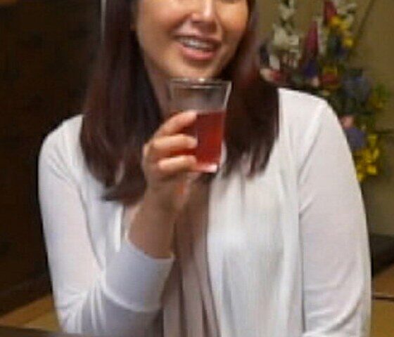 コタツの中でイケナイ悪戯を仕掛ける兄の嫁さん！痴女嫁と兄の横で声を潜めて快楽SEX！