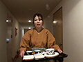 美人でエロ体型と評判の仲居さんがいる旅館に行って 人妻の仲居さんをチップで口説いてみたら…4時間