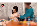 イケメンが人妻を部屋に連れ込んでSEXに持ち込む様子を盗み撮りしたDVD。017～強引にそのまま中出ししちゃいました～Part.1