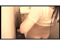 【定点カメラ】Q，女の人はトイレで何してるの？ A，おしっことオナニーです！