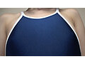 雨宮あや花 濡れてテカってピッタリ密着 神スク水 可愛い女子のスクール水着姿をじっとりと堪能！着替え盗撮から始まり貧乳から巨乳にパイパン、ハミ毛、ジョリワキ等のフェチ接写やローションソーププレイやスク水ぶっかけ等を完全着衣で楽しむAV
