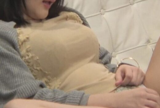 家族の外出中にすぐさまオナニーを始めるスケベな女の子