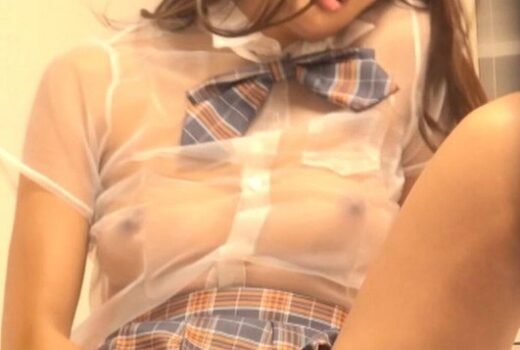 自分でいじって思いっきり潮吹き！水浸しの一人エッチがエロすぎる！