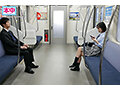 金曜日の最終電車で疲れ切ったサラリーマンの俺をパンチラ太腿で小悪魔誘惑してくるJ系が2人きりの車両でこっそり中出しさせてくれた。 ひなたなつ
