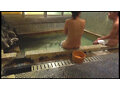 混浴温泉でおせっせされちゃう美熟女たち